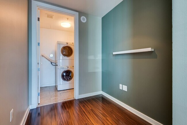 Building Photo - The Martin 1607-City/Strip Views from this...