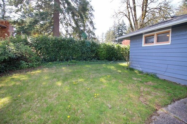 Building Photo - Delightful 3 Bedroom Mid-Century Ranch Hom...