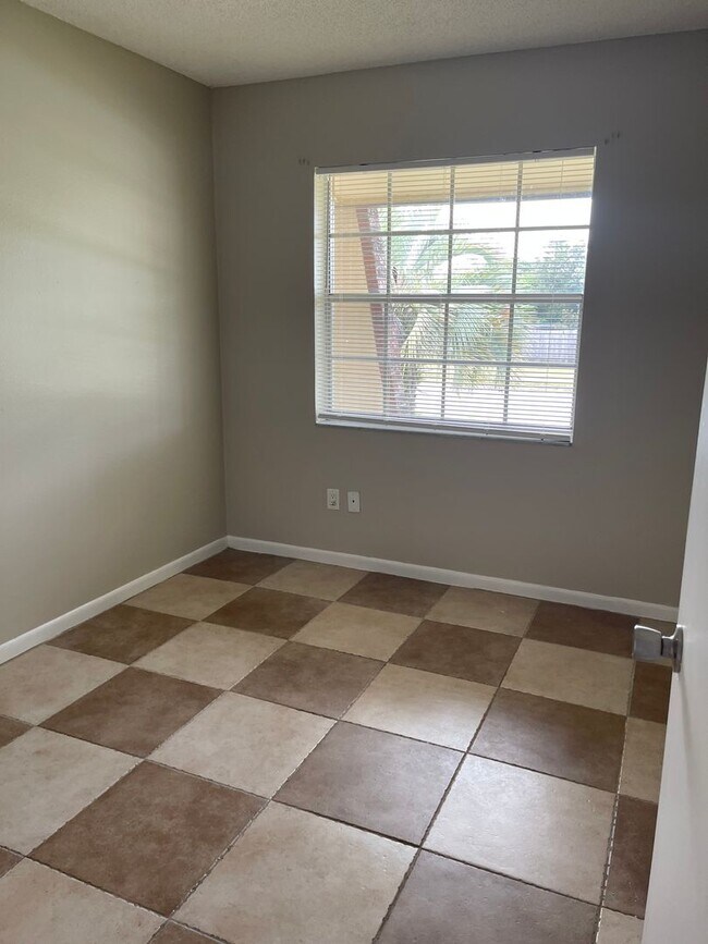 Building Photo - Adorable three bedroom two bath one car ga...