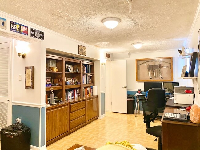 Building Photo - Amazing 4 Bedroom 2 Bathroom! Large Lot!  ...