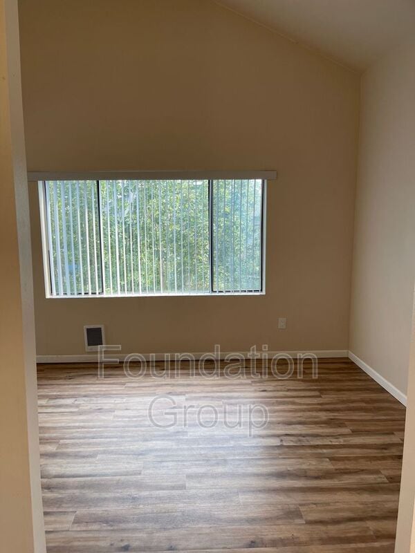 Building Photo - 400 10th Ave