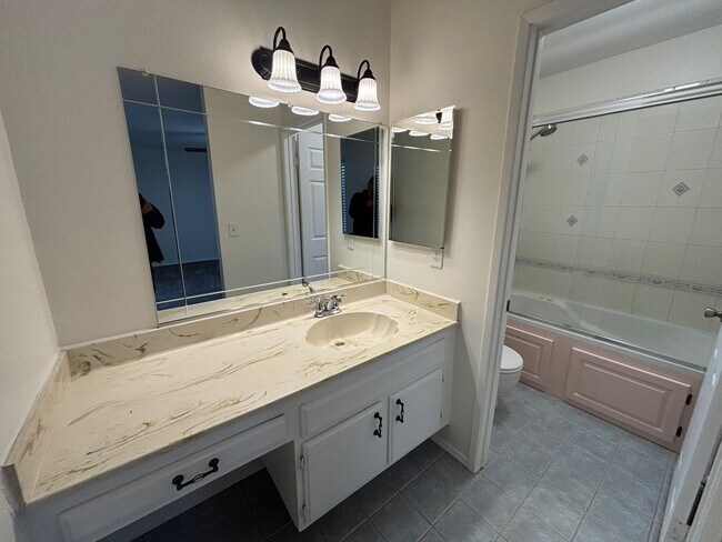 Building Photo - Charming Single-Story 3-Bedroom Pool Home ...