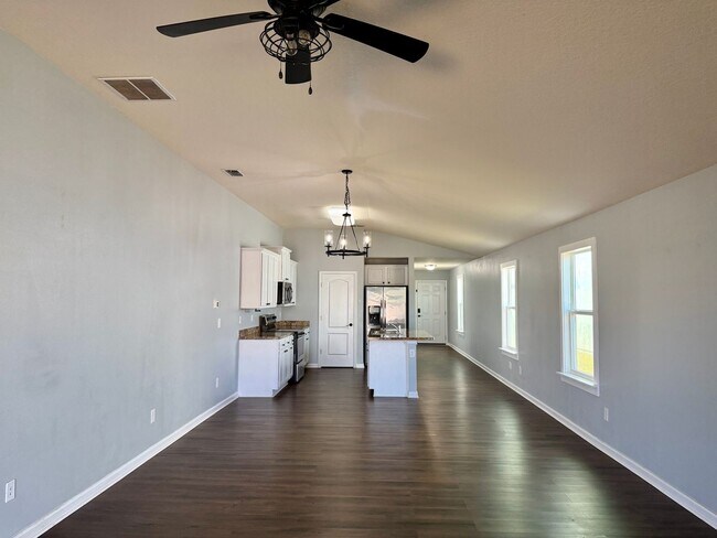 Building Photo - 3/2 GREAT location