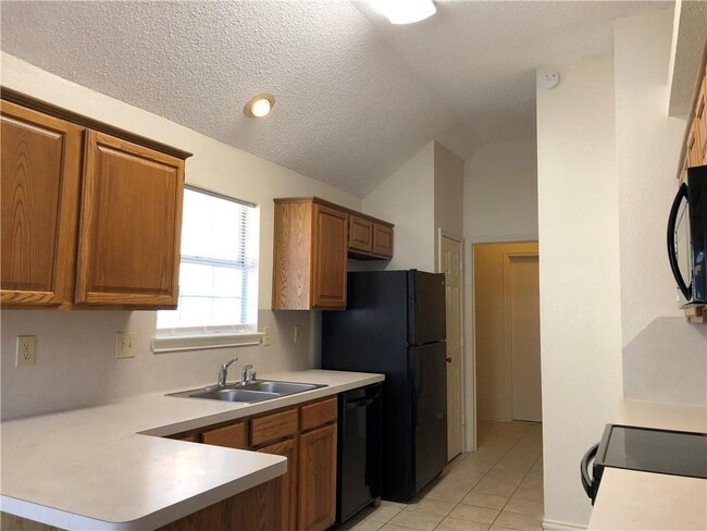 Building Photo - AVAILABLE NOW 3 Bedroom 2 Bath Home in For...