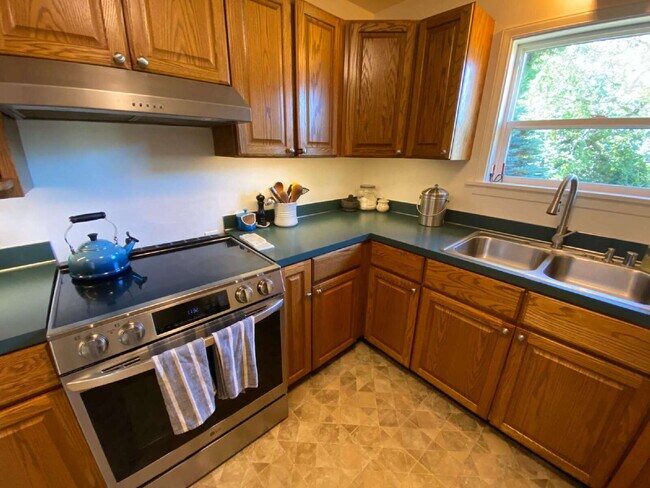 Building Photo - Charming 3-Bedroom Home with Massive Detac...