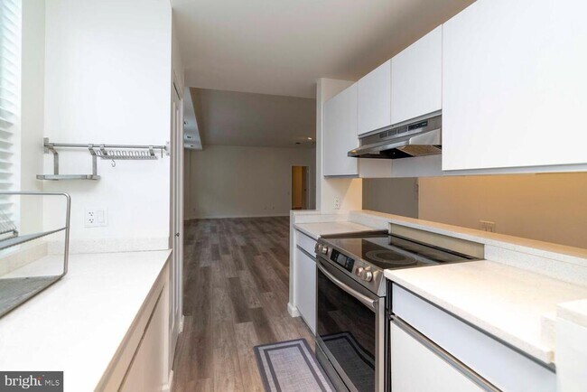 Building Photo - 102 Church St