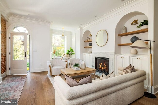 Building Photo - 2460 Ontario Rd NW