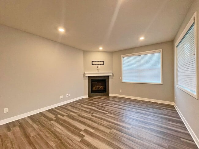 Building Photo - Sparkling, SPACIOUS Like-New Home with 3 B...