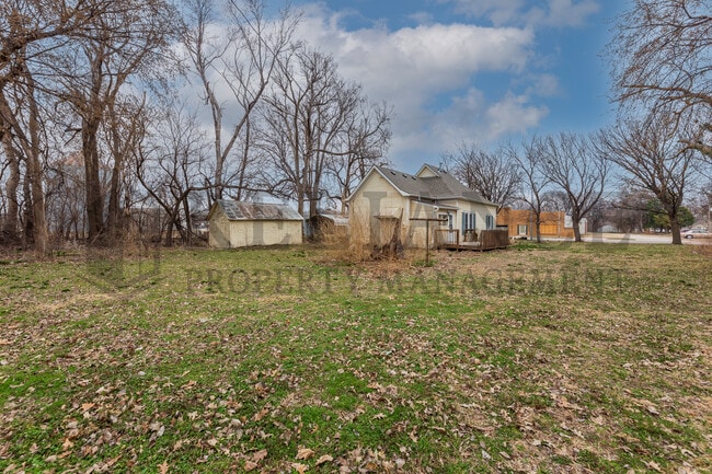 Building Photo - 215 S Kansas St