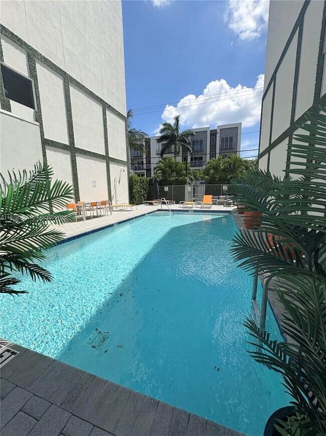 Building Photo - 1045 NE 18th Ave