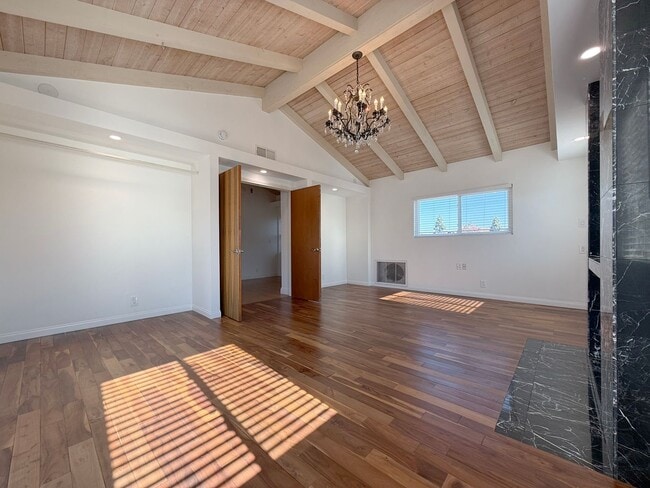 Building Photo - 4 Bed + 3 Bath +2 Car