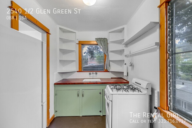 Building Photo - 2540 1/2 Glen Green St-