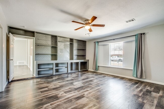 Building Photo - 2610 Lake Briar