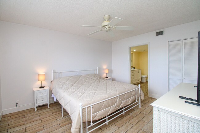 Building Photo - ** 2/2 FIRST FLOOR EMERALD LAKES BEAUTY RE...