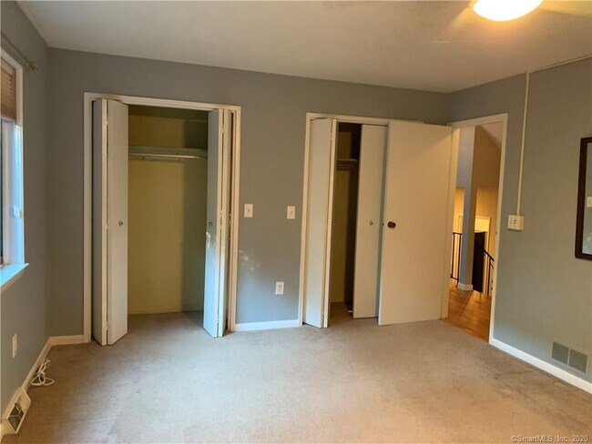 Building Photo - 13 Hills Ln