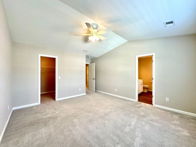 Building Photo - 3 Bed 2 Bath Townhome Located in Cokers Commons in Goose Creek!