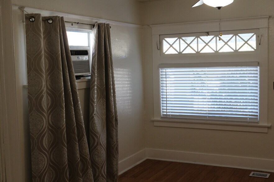 Building Photo - 240 E 23rd St