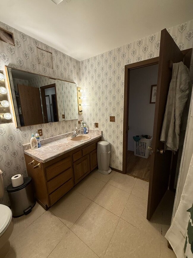 Building Photo - 4-bedroom home in Fairbanks / Dog friendly / Natural Gas