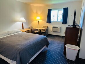 Building Photo - Furnished Efficiency Near Hospitals and Do...