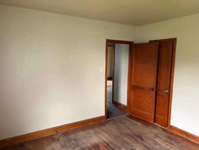 Building Photo - 2 Bedroom and 1 Bathroom House
