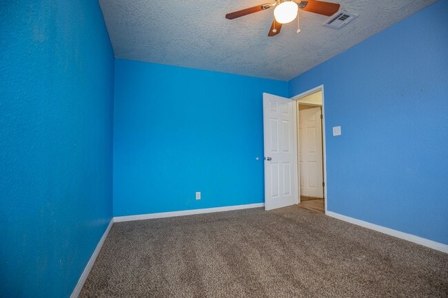 Building Photo - Charming 3 bedroom, 2 bath