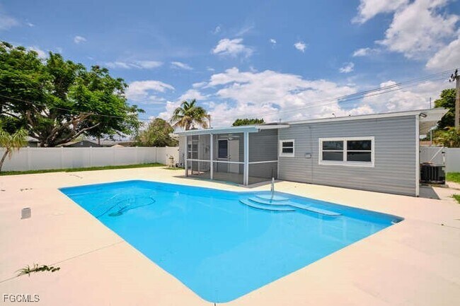 Building Photo - 4370 Deleon St