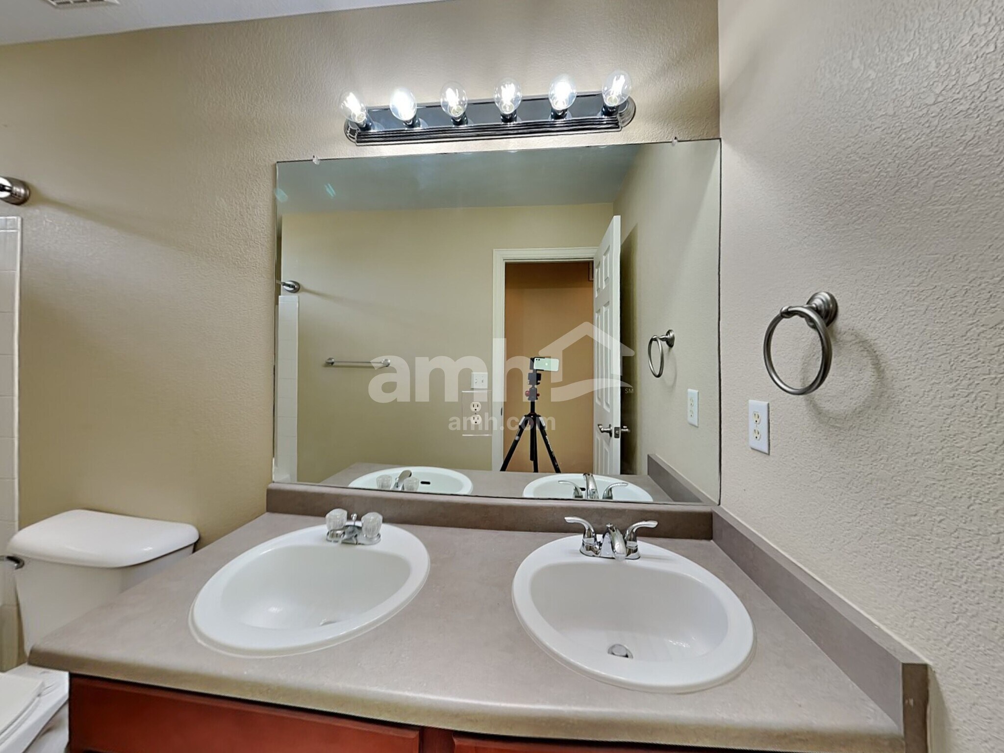 Building Photo - 2828 S Killarney Way