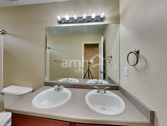 Building Photo - 2828 S Killarney Way