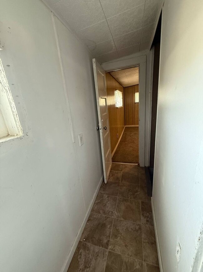 Building Photo - 2 Bedroom Home