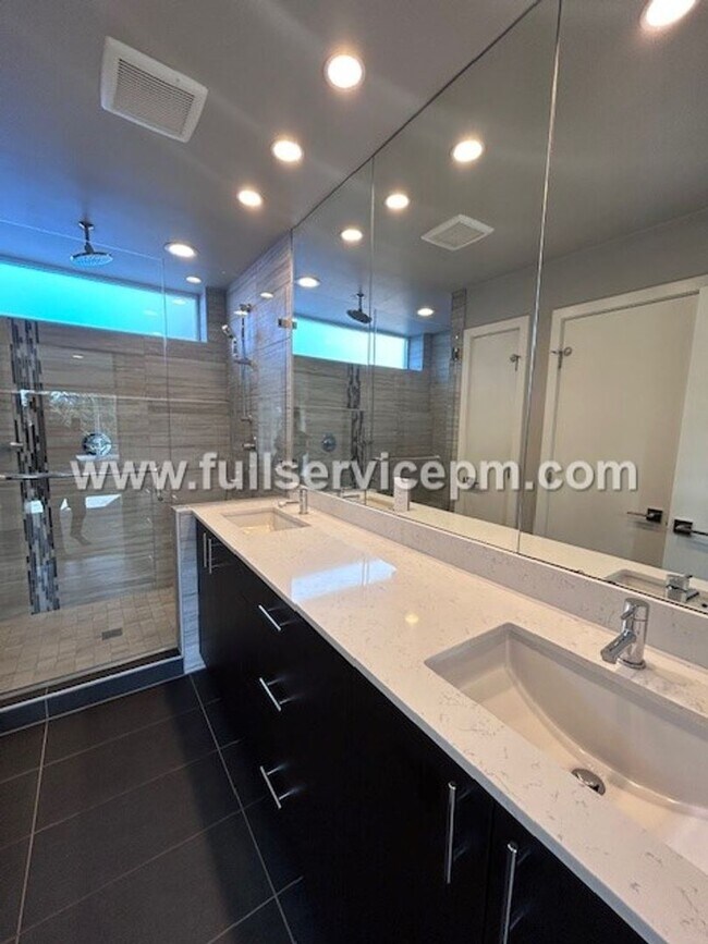 Building Photo - Contemporary 3 BD Mt. Baker Townhome! Location!!