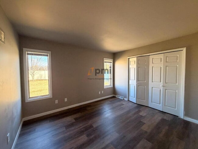 Building Photo - 160 Meadows Cir