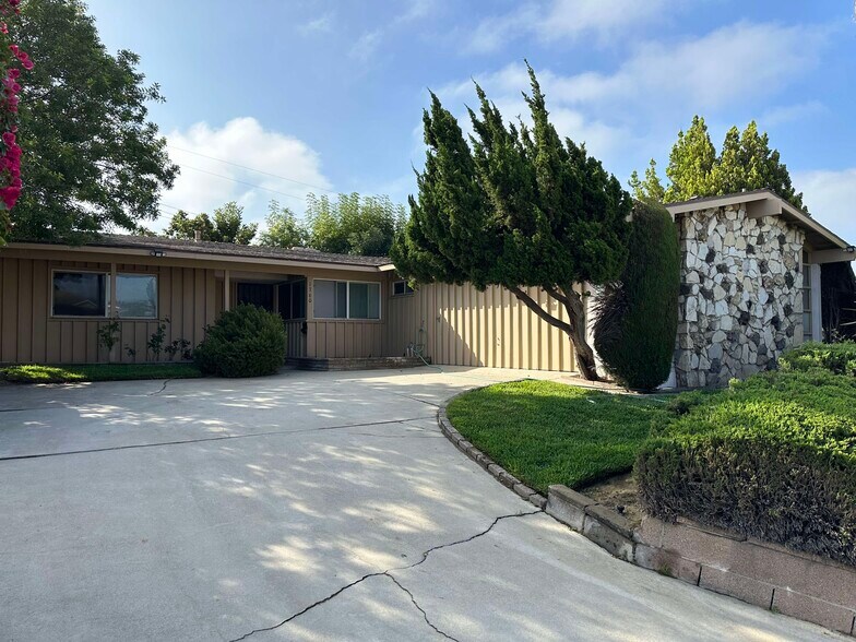 Building Photo - 1360 Dell Dr