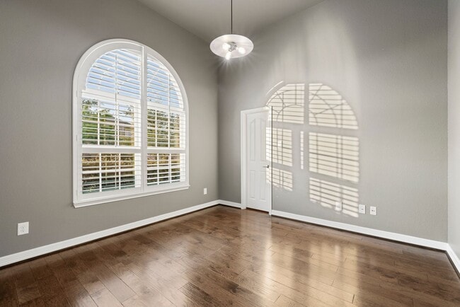 Building Photo - Stunning 4-bed, 4-bath Home in Auburn Lakes community!