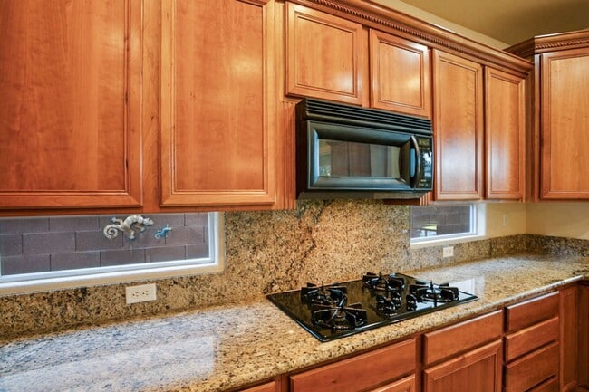 Building Photo - 4 Bedroom, Queens Ridge Guard Gated Commun...