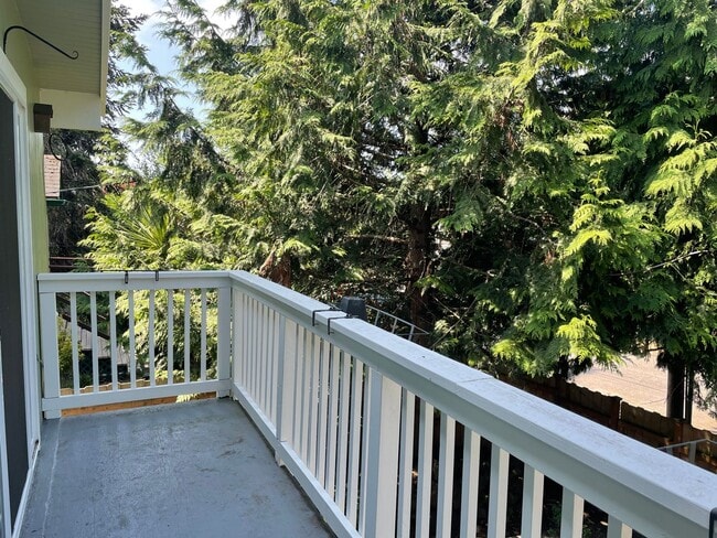 Building Photo - Spacious 2 Bedroom in Idyllic Location