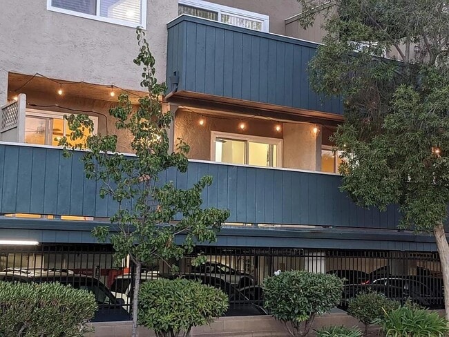 Building Photo - 7150 Rainbow Dr