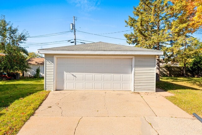 Building Photo - 3 BR 1.5 BA ranch house w/ large garage