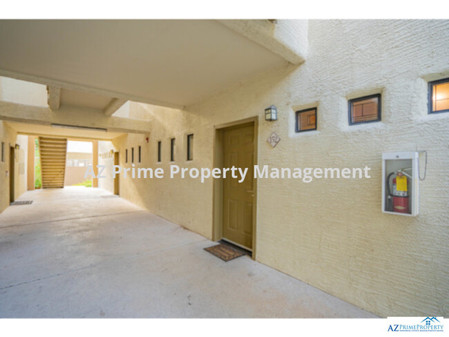 Building Photo - wow! absolutely gorgeous phoenix 2/2 condo...