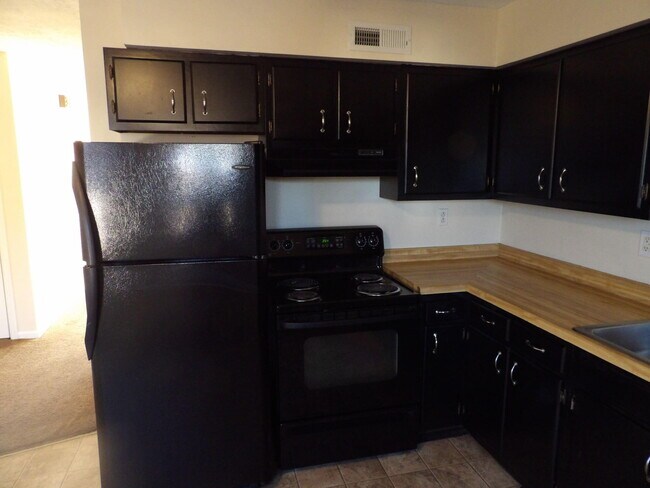 Building Photo - 65 Ashwood Ct