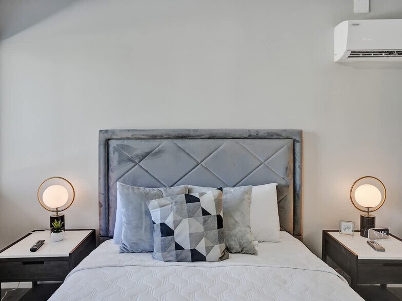 Building Photo - 3208 NE 9th St