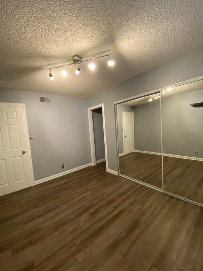 Building Photo - Cul-De-Sac Location, beautiful single leve...