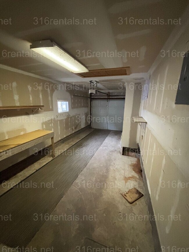 Building Photo - 3 bed 1 bath house for rent now!