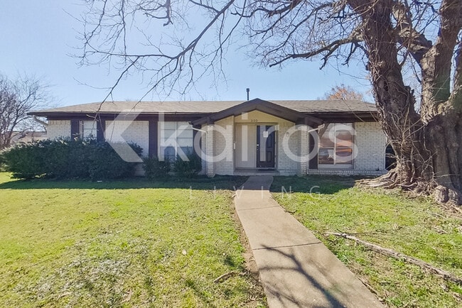 Building Photo - 350 E Davis Cir