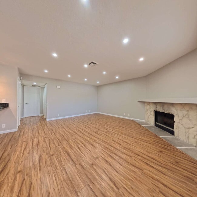 Building Photo - Stunning 2-Bedroom Condo 2nd Floor at The Lakes!