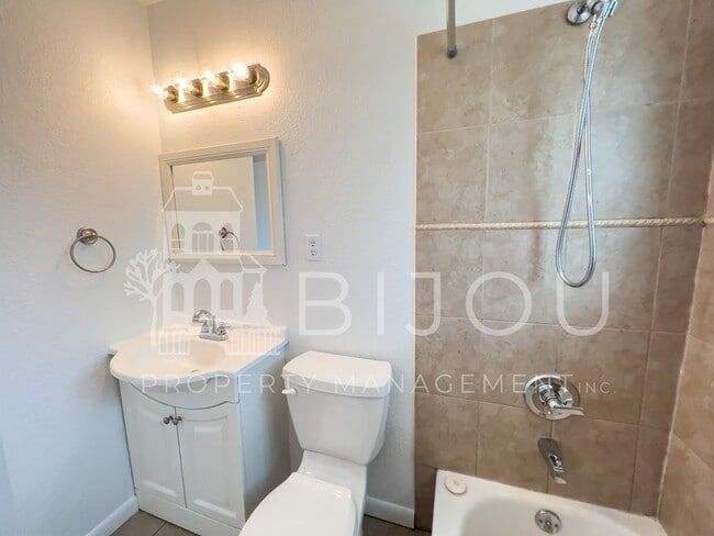 Building Photo - Lovely Four Bedroom