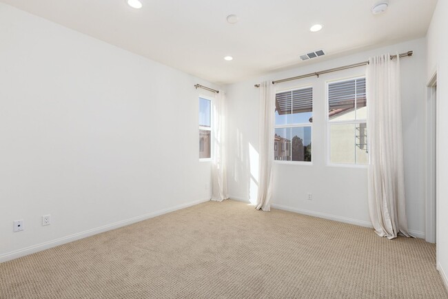 Building Photo - Beautiful 4Br/3.5Ba Townhome - Brand New C...