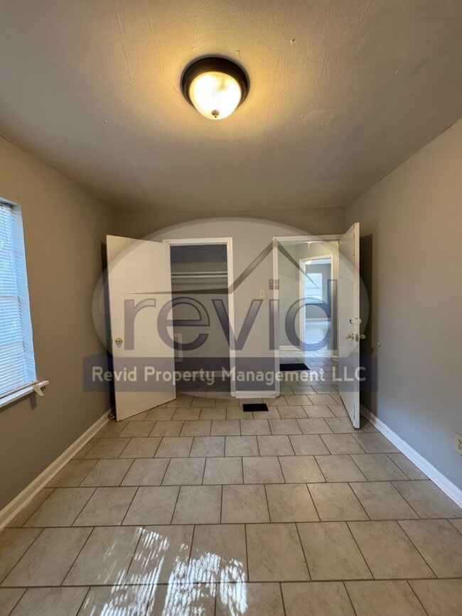 Building Photo - 2 Bedroom 1 Bath House!!