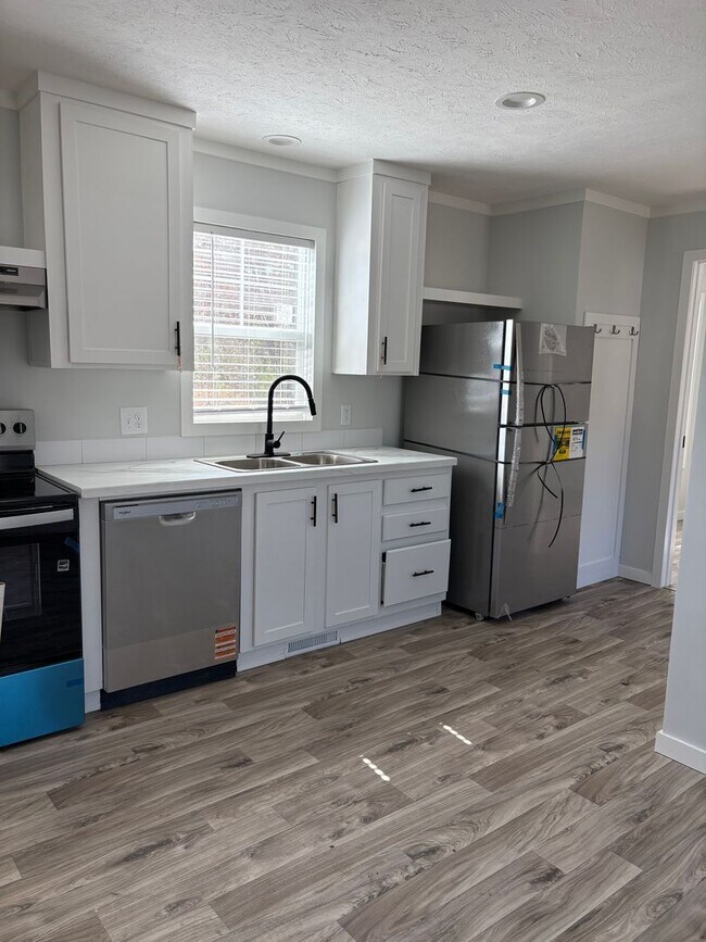 Building Photo - 127 Hubert Blvd