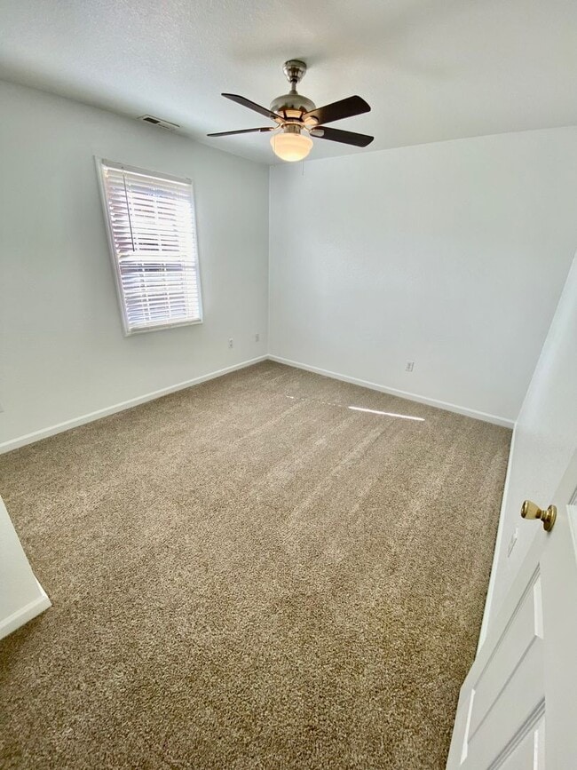 Building Photo - Candler - Two Bedroom updated apartment