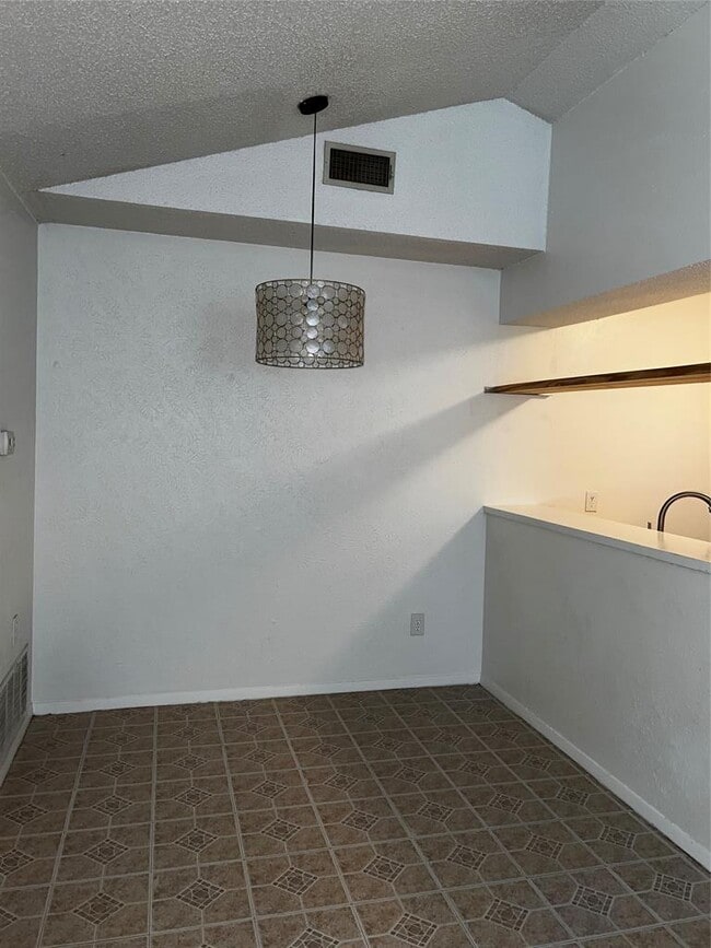 Building Photo - 807 Plumpton Dr